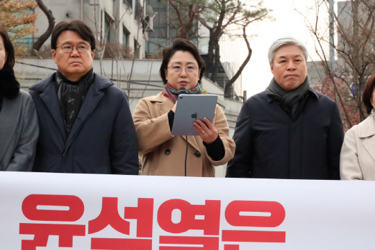 김선민(가운데) 조국혁신당 대표 권한대행이 25일 용산 대통령실 관저 앞에서 '윤석열 출두 촉구 긴급 기자회견'을 하고 있다. [조국혁신당 제공]